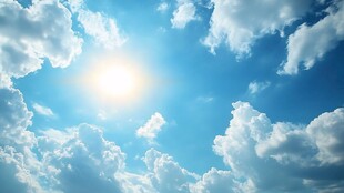 晴朗蓝天 耀眼阳光与云朵