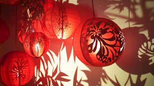 红灯笼映出美丽光影