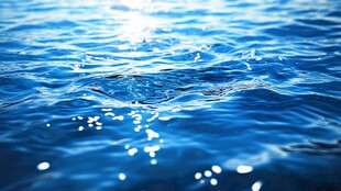 波光粼粼的蓝色水面