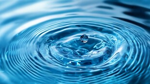 水滴入水泛起蓝色涟漪