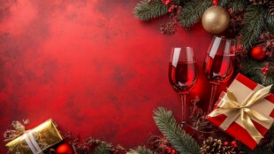圣诞红背景下的美酒与礼物