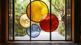 彩色圆窗下的雅致户外景致