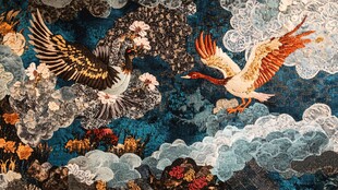 双鹤翱翔于云海花卉间