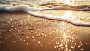 夕阳下的海浪亲吻沙滩