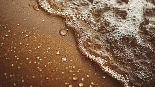 海浪轻吻沙滩上的水珠