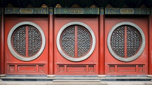 中式红墙圆窗古典建筑美