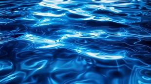 波光粼粼的蓝色水面