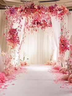 浪漫粉色系婚礼花廊布置