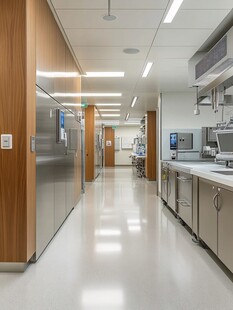 现代实验室走廊内部景象
