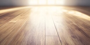 阳光洒入的木质地板空间