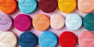 多彩圆形物品整齐排列