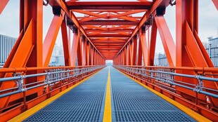 橙红钢架桥的壮美通道