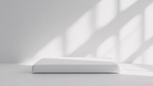 简约白床垫于光影房间中