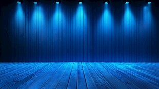 蓝色聚光灯下的空旷舞台