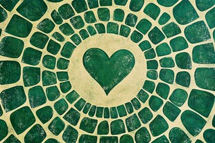 心形图案的绿色马赛克纹理