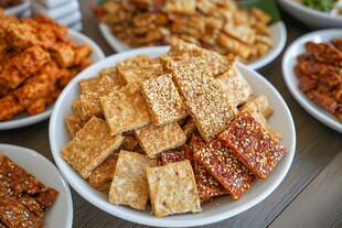 多样美味零食齐聚一盘