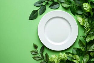 绿底绿叶环绕的空白餐盘