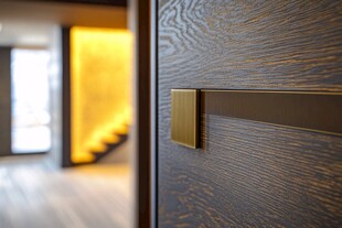 精致木门把手与室内景致