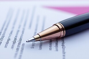 钢笔置于文件上的特写