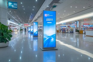 机场大厅的广告展示牌