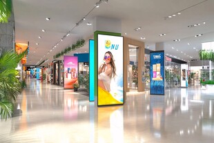 商场内绚丽广告牌展示场景