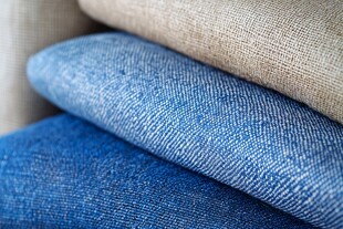 多彩布料堆叠展示