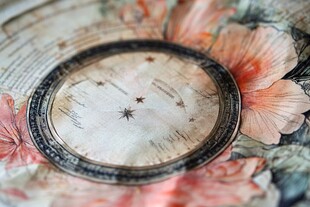 复古花卉环绕的圆形装饰图案