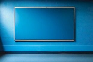 蓝色墙面的空白画框