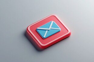 红色邮件图标特写