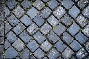 青石铺就的古朴路面