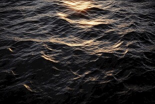 夕阳下的海面波光粼粼