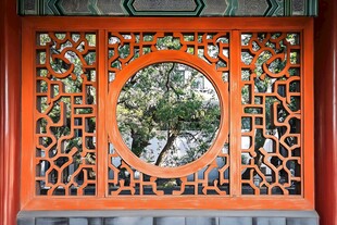 中式雕花窗中的绿意景致