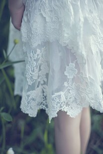 白色蕾丝裙下的少女裙摆