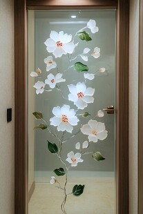 花朵装饰的精致玻璃门