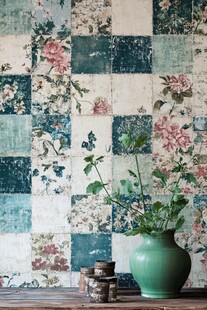 复古拼花墙纸前的绿植花瓶