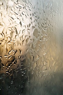 窗上水珠 朦胧光影之美