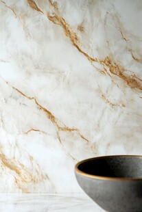 大理石背景前的简约灰碗