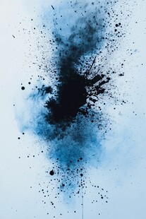 蓝色墨渍抽象艺术画面