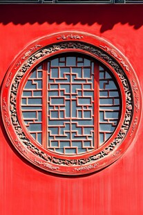 中式红墙圆形雕花窗