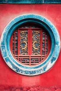 中式红墙圆窗古典之美