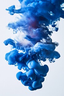 蓝色墨水在水中的梦幻绽放