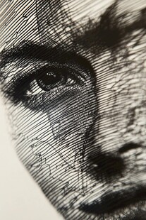 黑白线条勾勒的人物眼眸