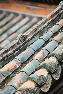 古旧屋顶上的斑驳琉璃瓦