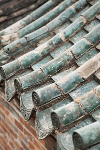 古旧绿瓦屋顶特写