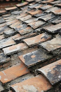 古朴老旧的传统瓦片屋顶