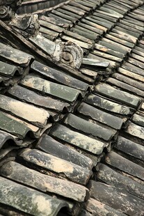 古朴青瓦屋顶细节特写