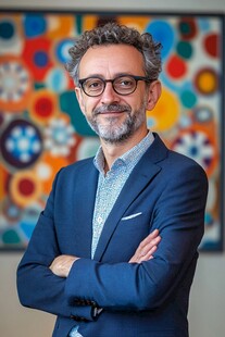 西装男士的自信风采