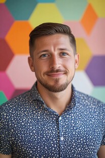 多彩背景前微笑男士肖像