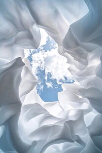 透过布幔看云端美景