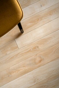 浅色木纹地板与黄色座椅